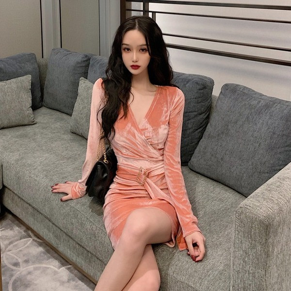 Rochie de damă din catifea, cu decolteu în V și curea