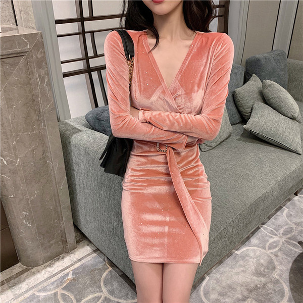 Rochie de damă din catifea, cu decolteu în V și curea