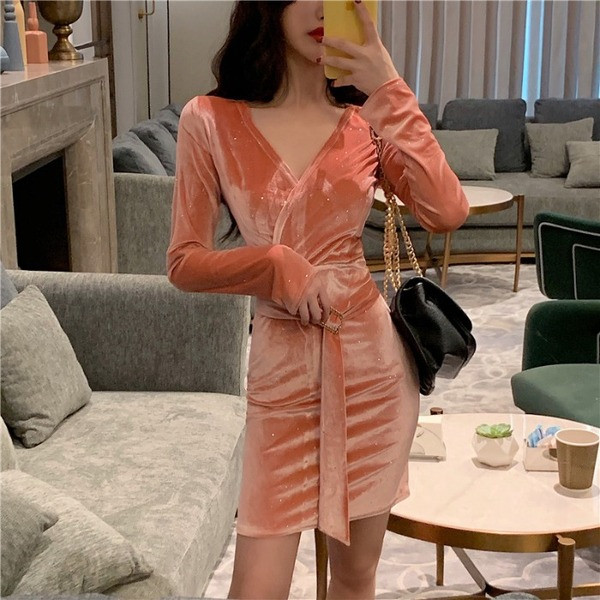 Rochie de damă din catifea, cu decolteu în V și curea