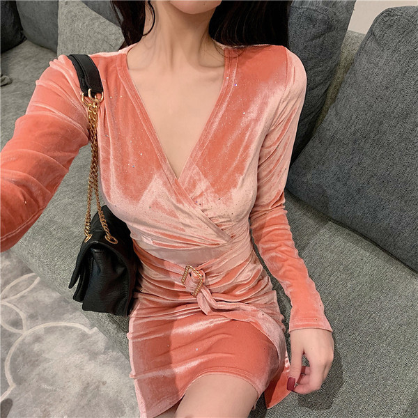 Rochie de damă din catifea, cu decolteu în V și curea