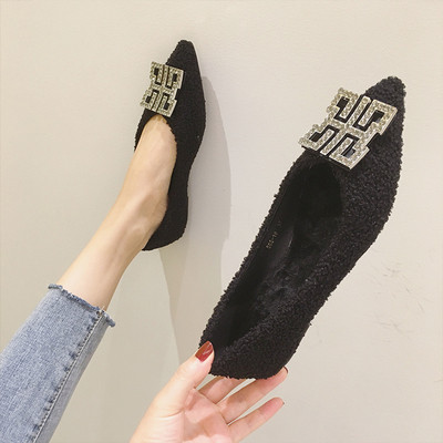 Дамски ежедневни обувки заострен модел с метална катарама в черен и бял цвят 