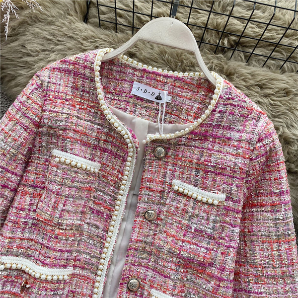 Palton scurt de dama modern din tweed cu nasturi in roz si bej