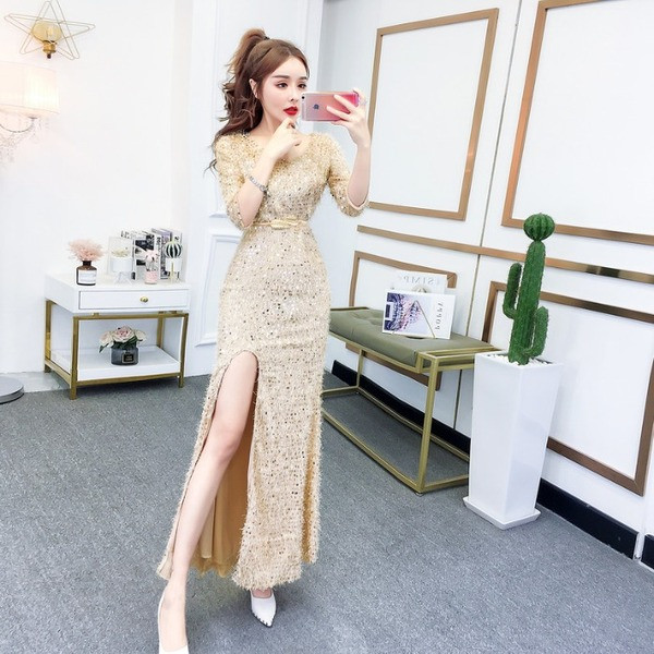 Rochie lungă modernă cu fante și paiete în auriu și negru