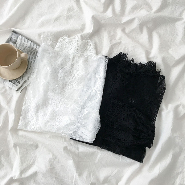 Bluză de damă din dantelă alb și negru cu mâneci lotus