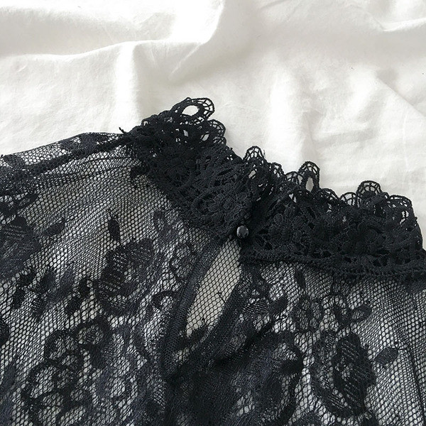 Bluză de damă din dantelă alb și negru cu mâneci lotus