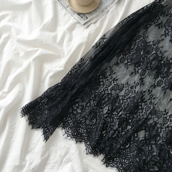 Bluză de damă din dantelă alb și negru cu mâneci lotus