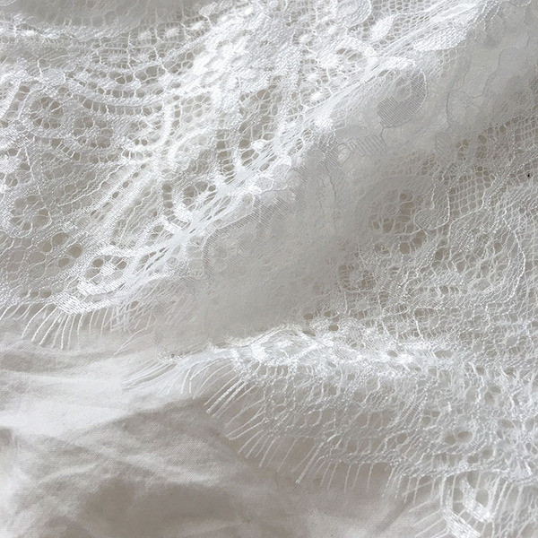 Bluză de damă din dantelă alb și negru cu mâneci lotus