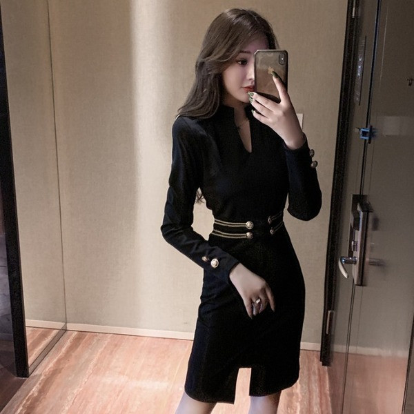 Rochie elegantă de damă, de culoare neagră, cu fante și mâneci lungi