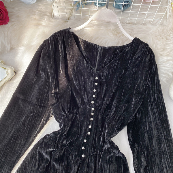 Rochie de dama din catifea cu pietre negre si decolteu in V