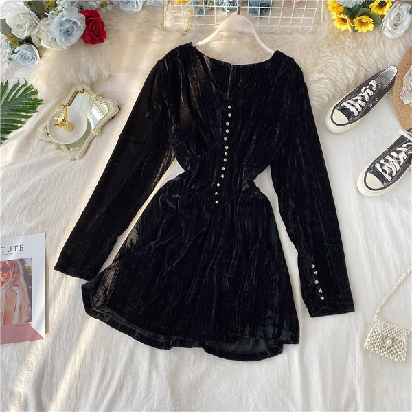 Rochie de dama din catifea cu pietre negre si decolteu in V