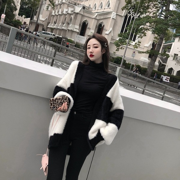 Vestă modernă de puf lungă în alb-negru