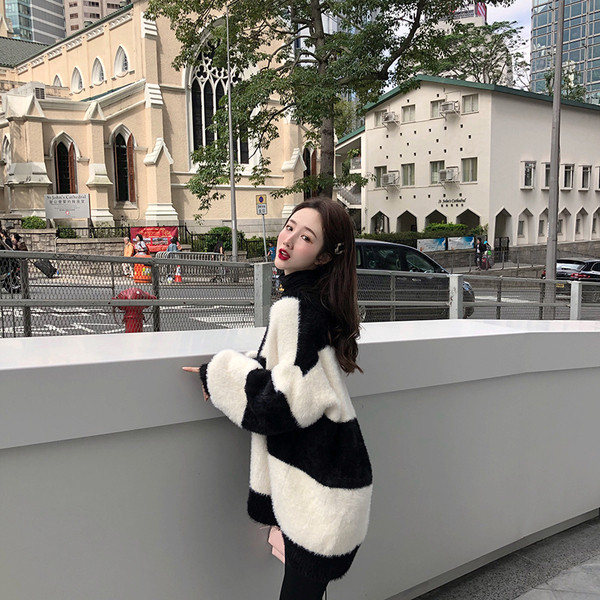 Vestă modernă de puf lungă în alb-negru