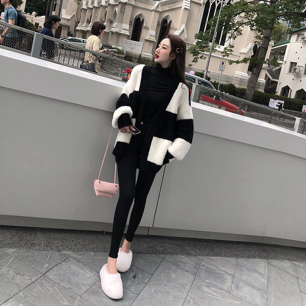 Vestă modernă de puf lungă în alb-negru