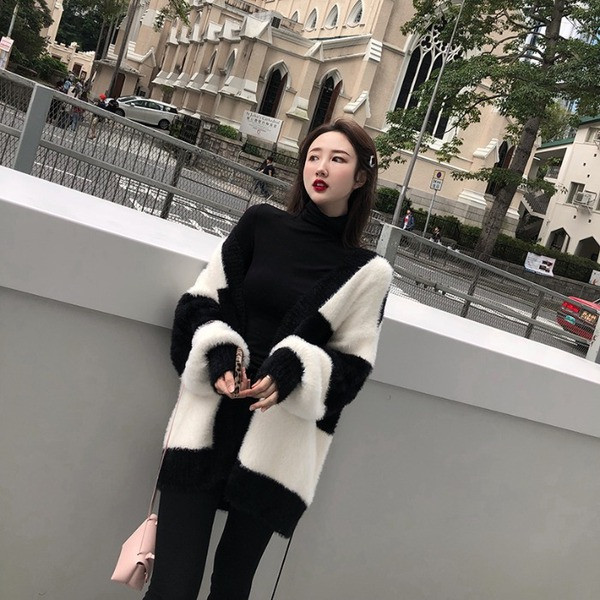 Vestă modernă de puf lungă în alb-negru