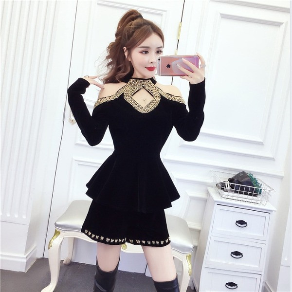 Set de dama modern bluza din doua piese cu umerii goi + pantaloni scurti negru