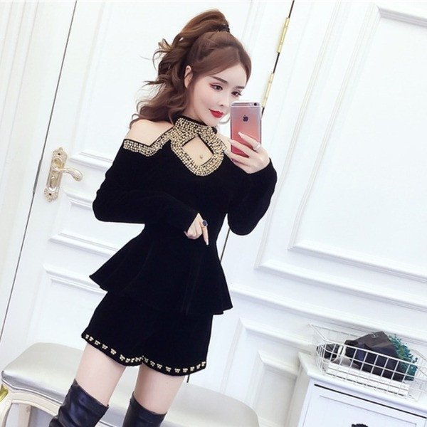 Set de dama modern bluza din doua piese cu umerii goi + pantaloni scurti negru