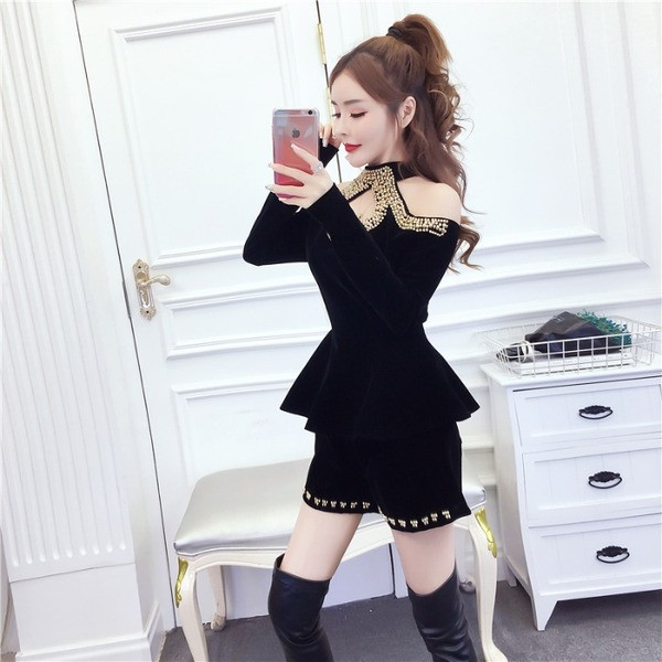 Set de dama modern bluza din doua piese cu umerii goi + pantaloni scurti negru