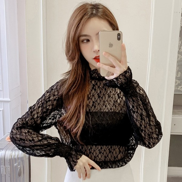 Bluză de damă din dantelă alb, negru și bej cu mâneci largi