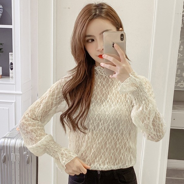 Bluză de damă din dantelă alb, negru și bej cu mâneci largi