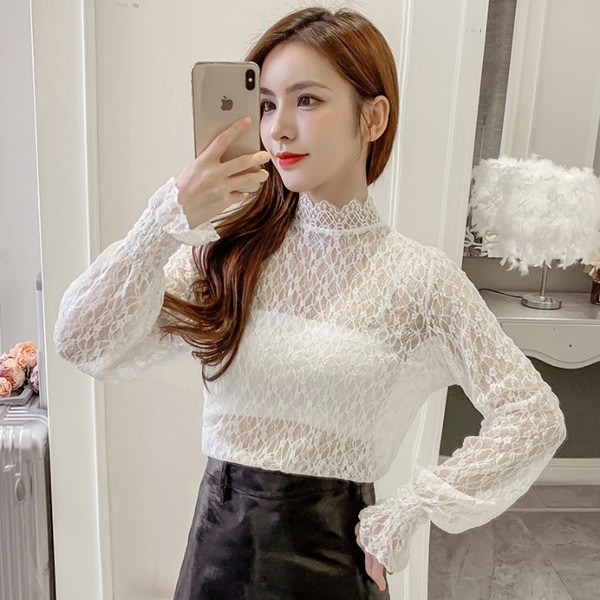 Bluză de damă din dantelă alb, negru și bej cu mâneci largi