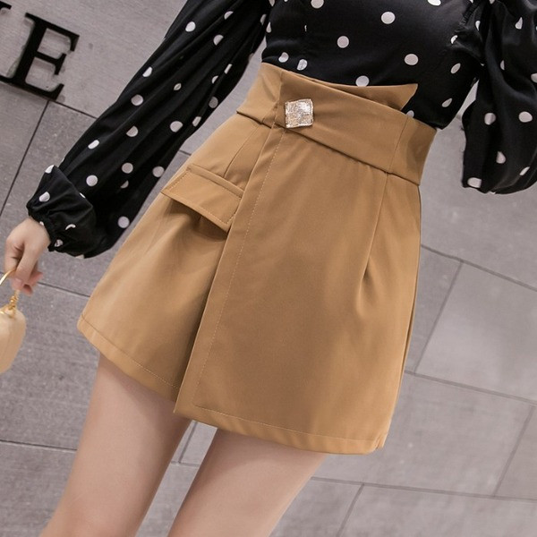 Pantaloni scurti moderni de dama cu talie inalta in negru, visiniu si bej