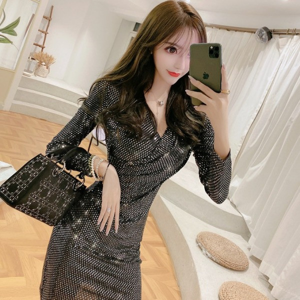 Rochie elegantă de damă în negru, cu paiete și decolteu în V