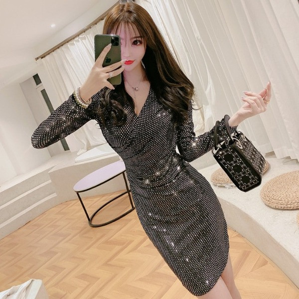 Rochie elegantă de damă în negru, cu paiete și decolteu în V