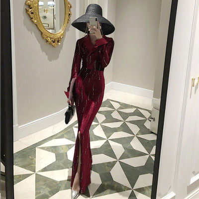 Елегантна дълга дамска рокля с шпиц деколте и цепка в бордо и черен цвят