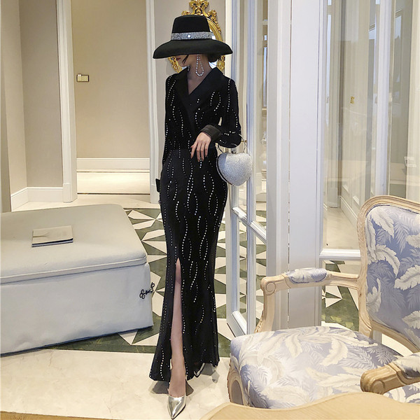 Rochie elegantă de damă, lungă, cu decolteu spitz și cu fantă în visiniu și negru