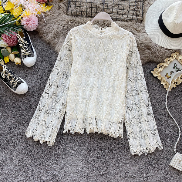 Bluză de damă din dantelă cu guler jos și mâneci lungi