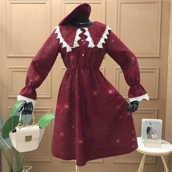 Rochie de dama model decupata cu decolteu rotund, nasturi si dantela in negru si visiniu