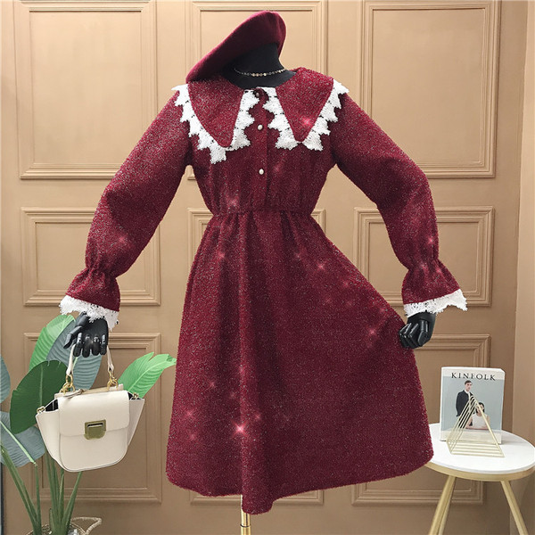 Rochie de dama model decupata cu decolteu rotund, nasturi si dantela in negru si visiniu