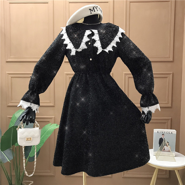 Rochie de dama model decupata cu decolteu rotund, nasturi si dantela in negru si visiniu