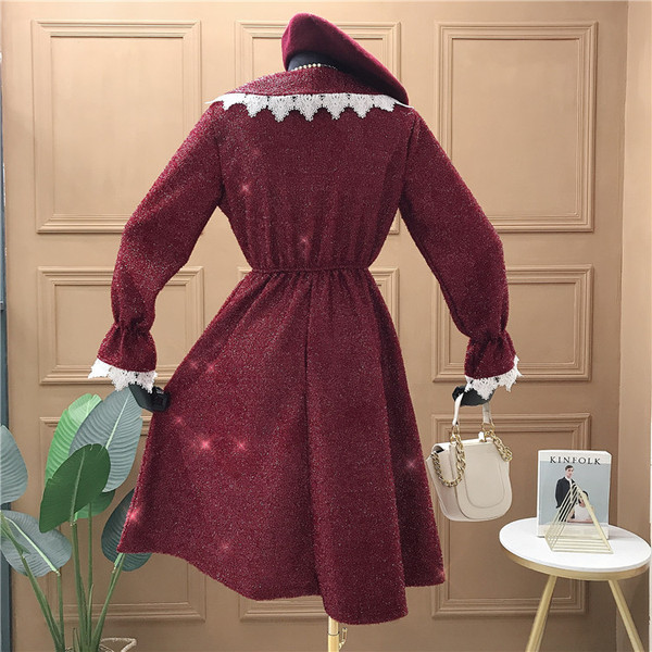 Rochie de dama model decupata cu decolteu rotund, nasturi si dantela in negru si visiniu