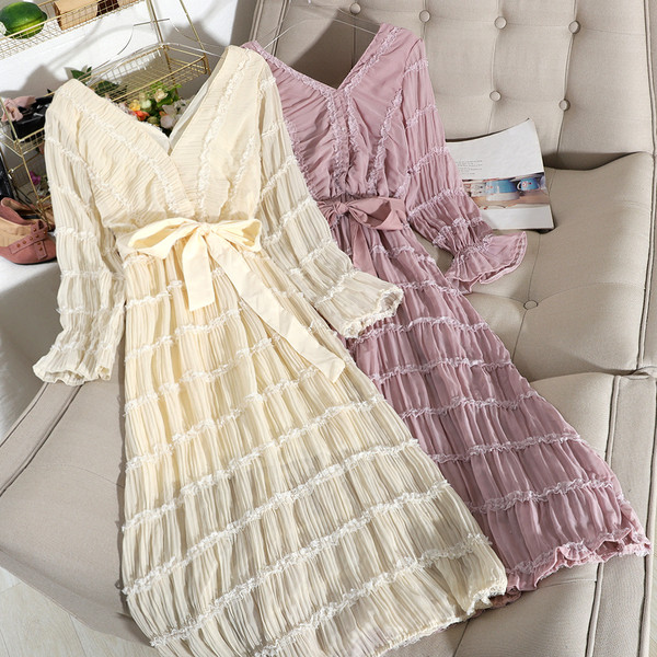 Rochie de damă plisată cu decolteu în V și până la genunchi