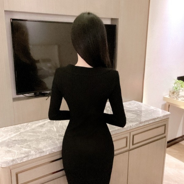 Rochie moderna de dama cu decolteu spitz, nasturi si maneci lungi - stil retro