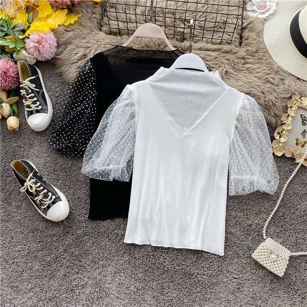 Bluză de damă cu mâneci scurte din tul și guler înalt în alb și negru