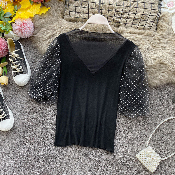 Bluză de damă cu mâneci scurte din tul și guler înalt în alb și negru