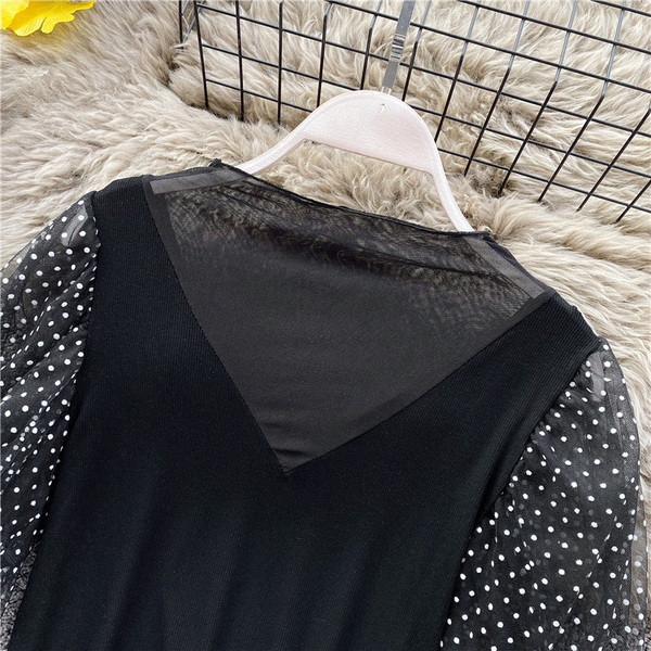 Bluză de damă cu mâneci scurte din tul și guler înalt în alb și negru