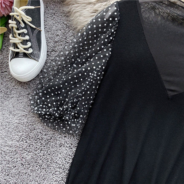 Bluză de damă cu mâneci scurte din tul și guler înalt în alb și negru