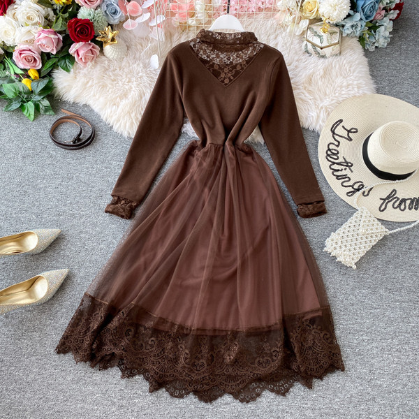 Rochie lungă de damă modernă cu dantelă și lungime până la genunchi