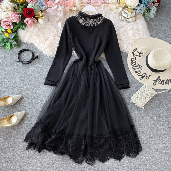 Rochie lungă de damă modernă cu dantelă și lungime până la genunchi