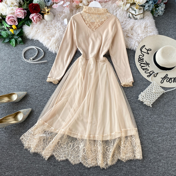 Rochie lungă de damă modernă cu dantelă și lungime până la genunchi