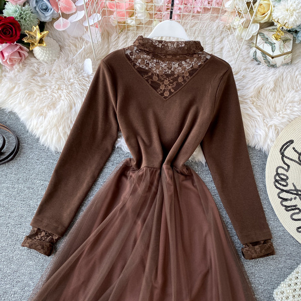 Rochie lungă de damă modernă cu dantelă și lungime până la genunchi