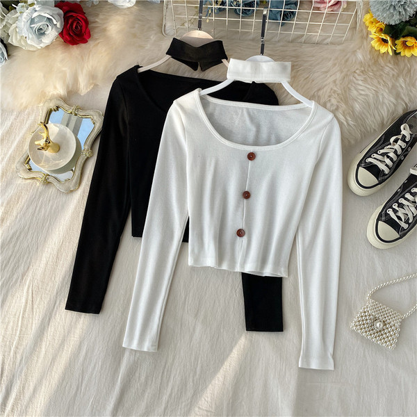 Bluză scurtă de damă modernă cu nasturi și decolteu oval în roșu, gri și alb-negru