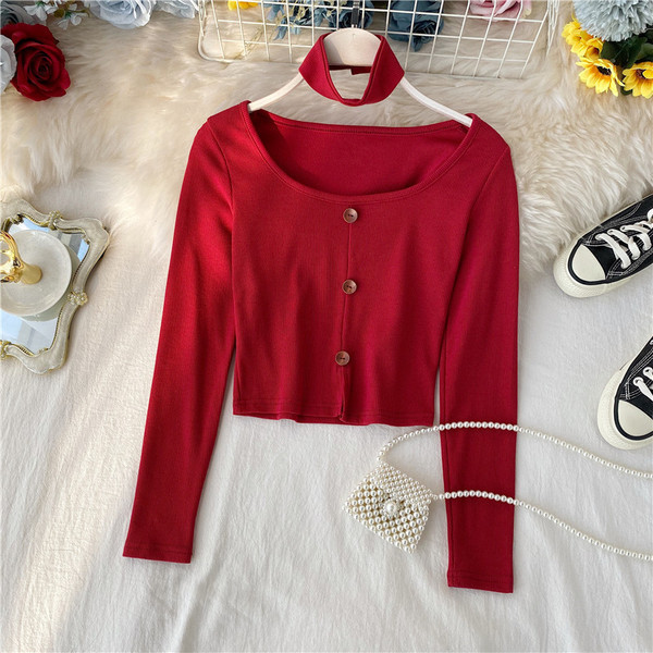 Bluză scurtă de damă modernă cu nasturi și decolteu oval în roșu, gri și alb-negru