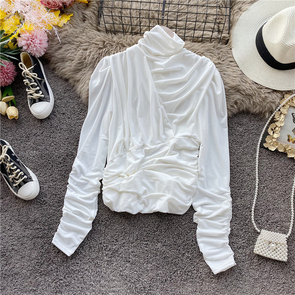 Bluză de damă plisată cu guler polo în maro, alb, ciclamen și alb