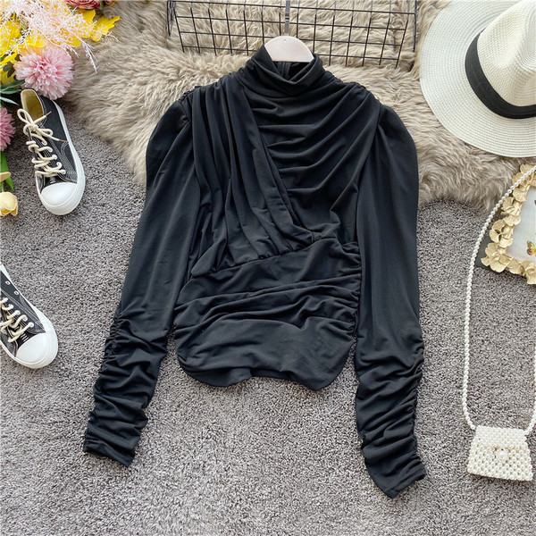 Bluză de damă plisată cu guler polo în maro, alb, ciclamen și alb