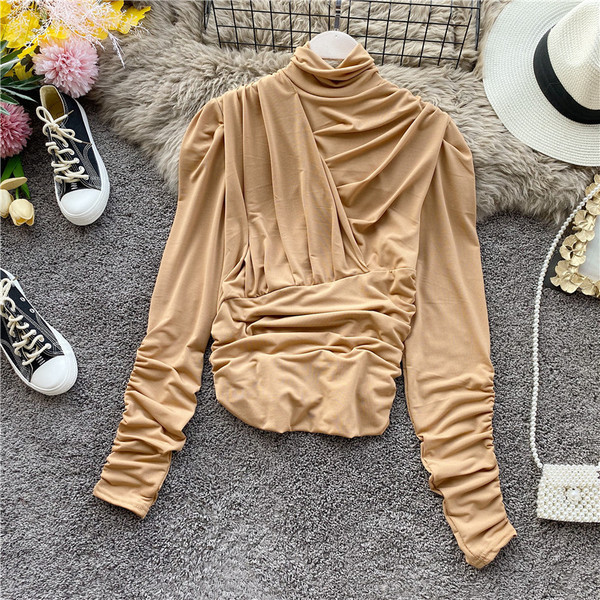 Bluză de damă plisată cu guler polo în maro, alb, ciclamen și alb