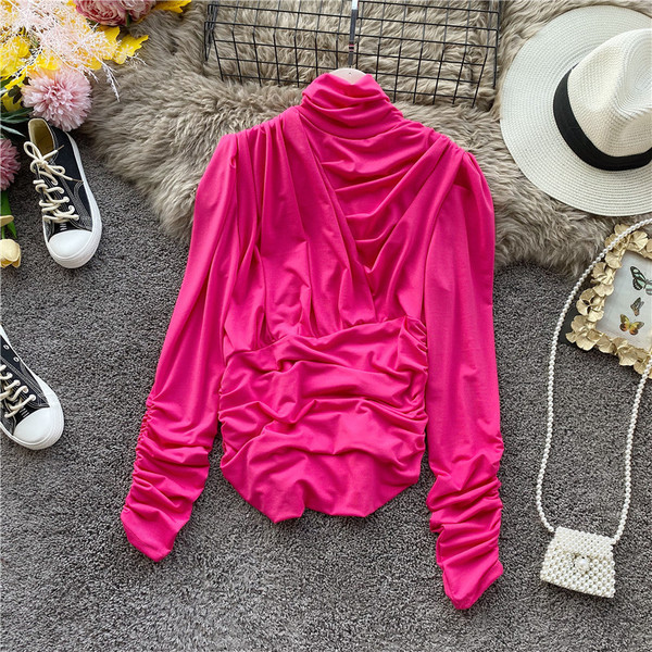 Bluză de damă plisată cu guler polo în maro, alb, ciclamen și alb